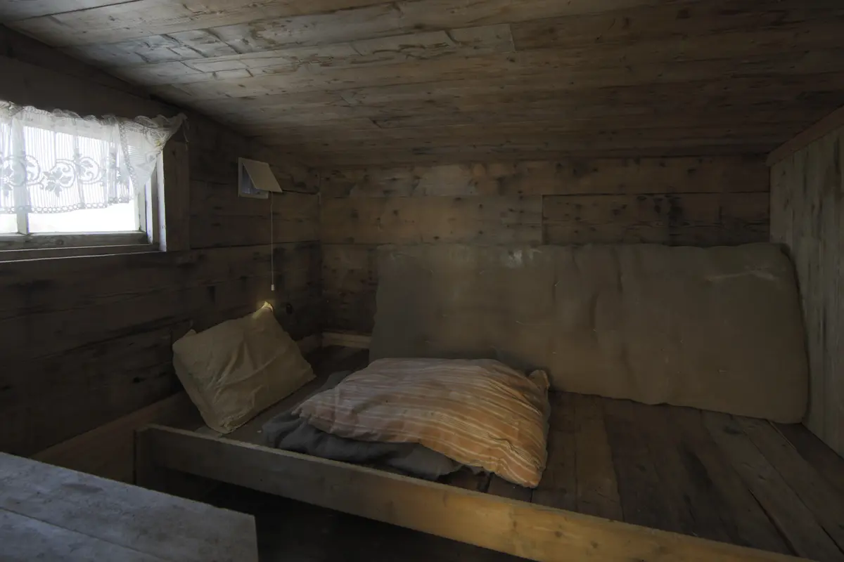 Interiør i Loe-hytta: seng.