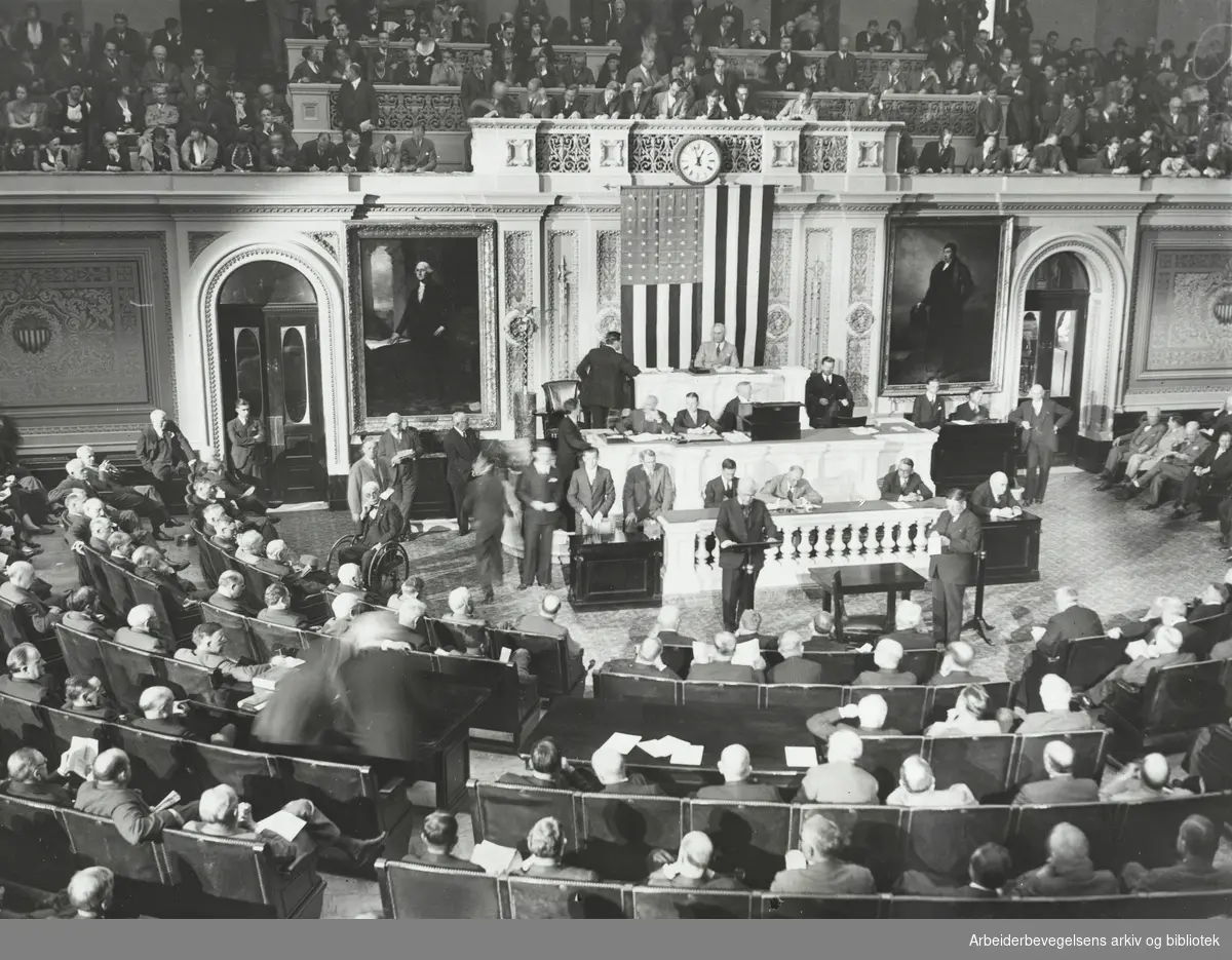 Åpningen av Kongressen i Washington. Demokraten Henry T. Rainey på talerstolen i Representantenes hus. Mai 1932. Arbeidermagasinet/Magasinet for Alle