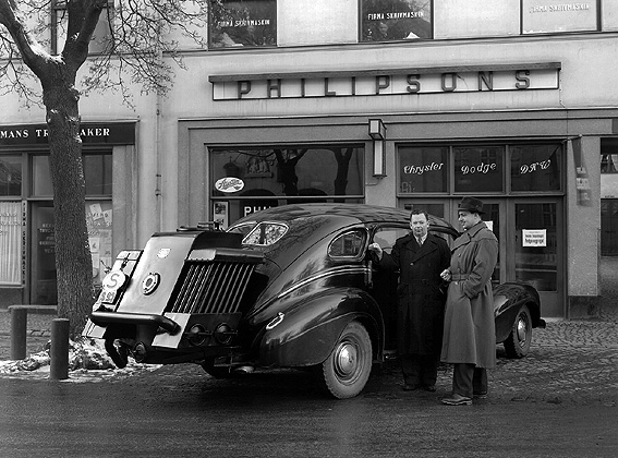 Kanske affären görs upp? Fotot togs utanför Philipsons på Östra Torggatan 19 år 1940. Bilen är en Chrysler, årsmodell 1939.