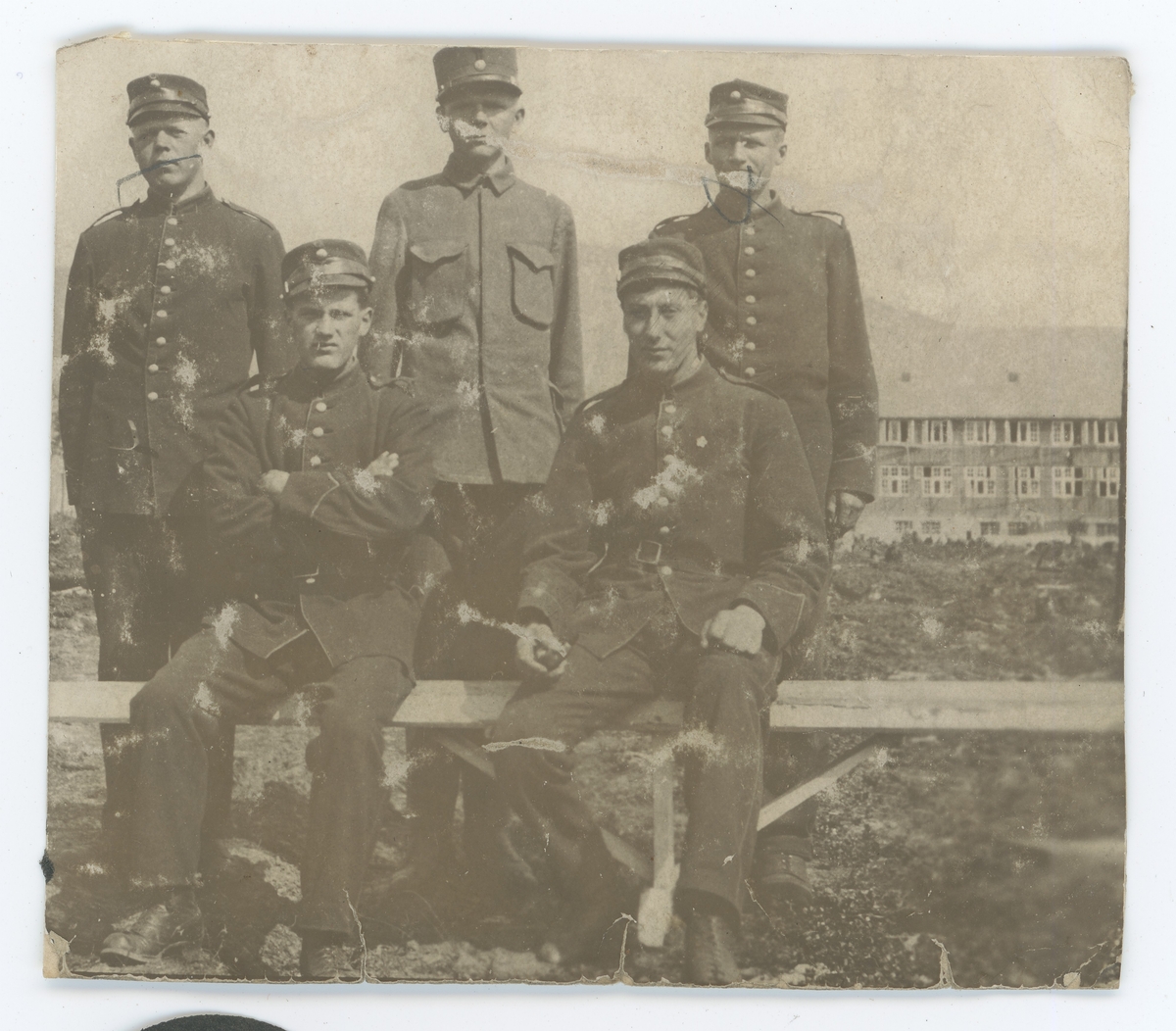 5 soldater sitter foran militærleiren på Evjemoen. Bjarne Fixdal sitter til venstre på første rad.