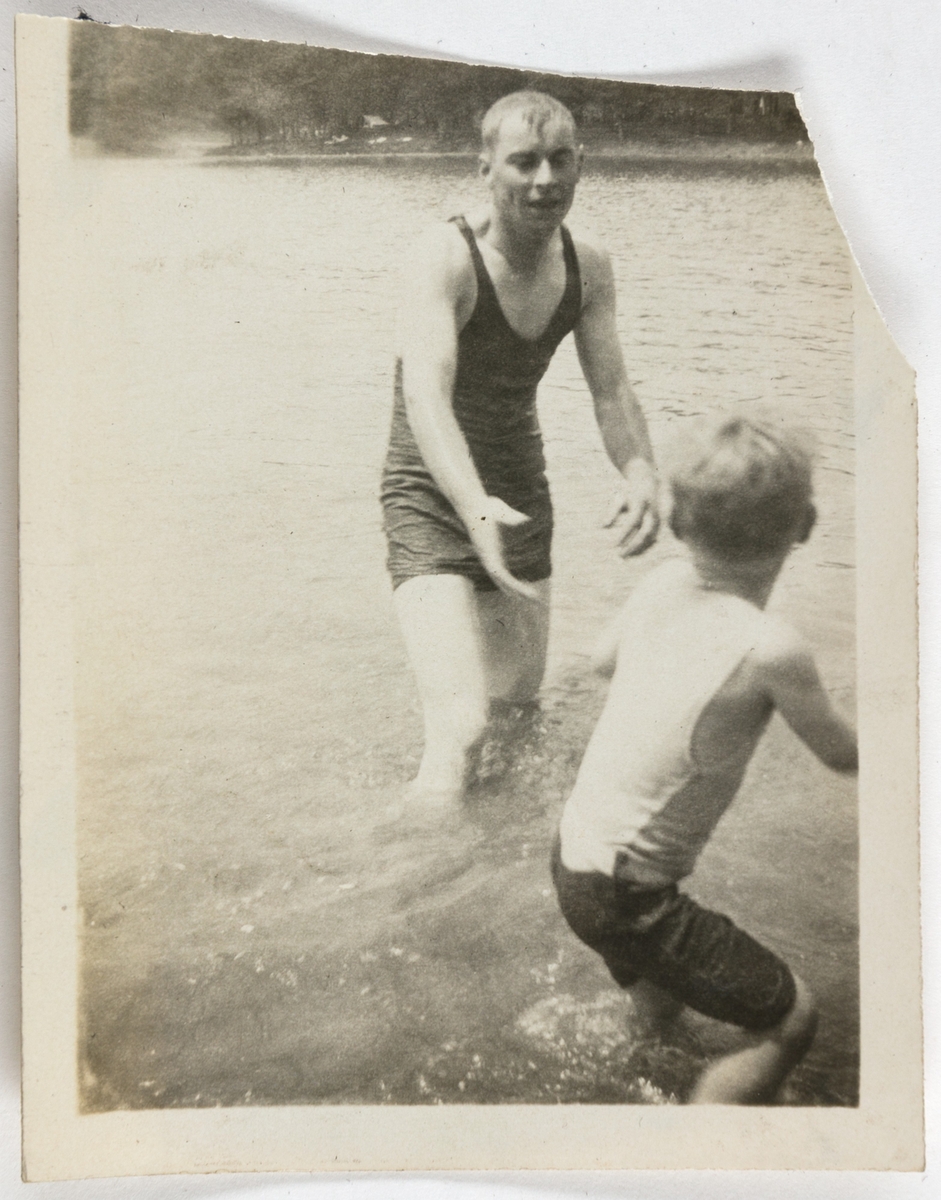 En mann og et barn leker i vannkanten i Beverly Lake, i utkanten av Chicago.