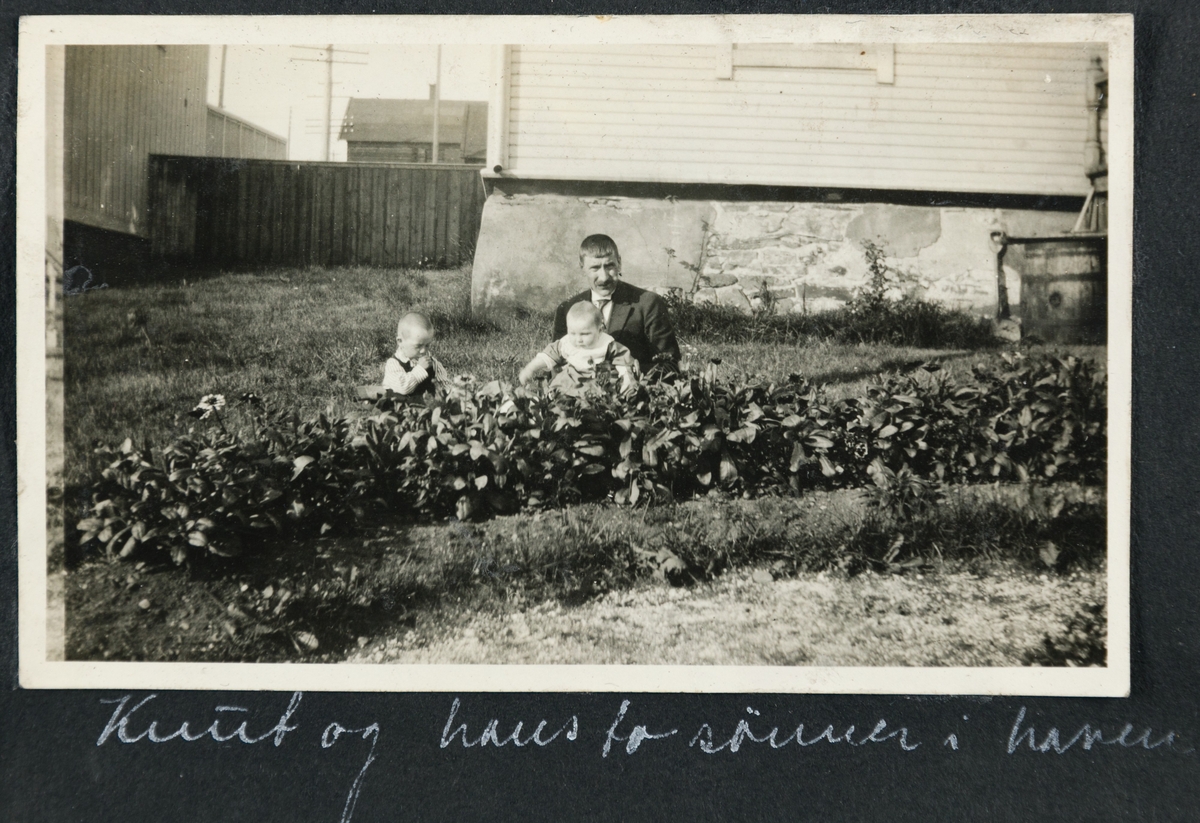 Mann og to barn fotografert i hage.