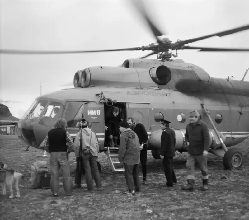 Bilde av Aeroflot-helikopter på bakken, med mennesker foran.
