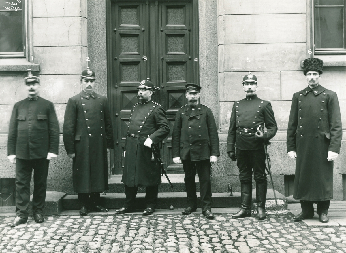 Seks politifolk iført ulike politiuniformer fra Kristiania i perioden 1890-1935.