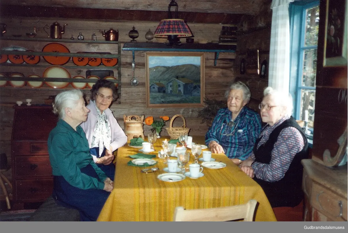 Framhaldskuleelevar 1921/1922 møtest i 1990.  
F.v.: Anne Eide (f. 1904), Sigrid Skår (f. Øygard 1906), Agnes Teigum (f. Hagen 1905), Marit Skåre (f. 1905)