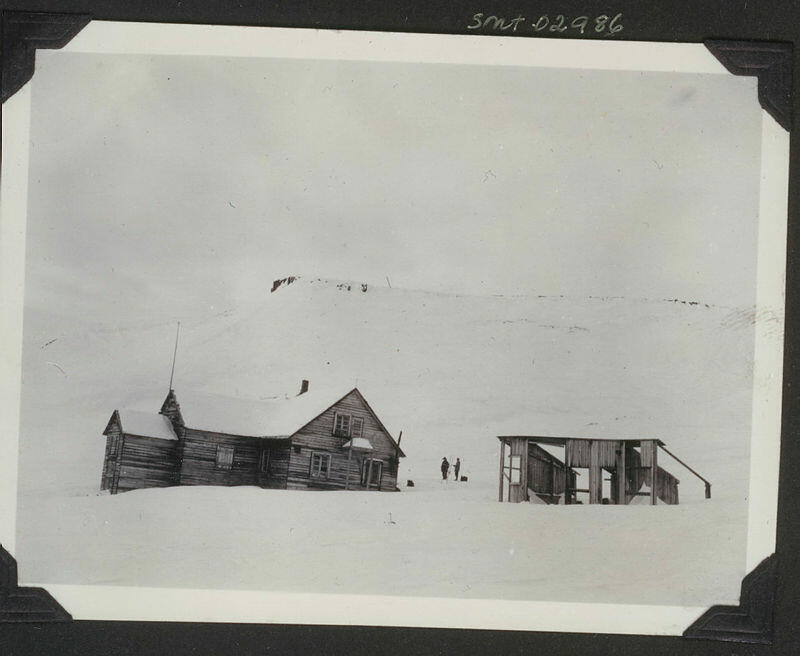 Bildet viser det såkalte "Svensk-huset" på Kapp Thordsen. Bildet er tatt ca 1928. Fotograf er ukjent.