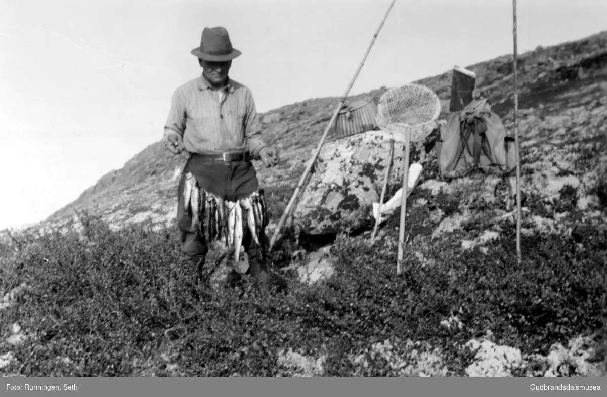 Ola Runningen (f. 1890) er heime frå Amerika og viser her fram fiskefangsten han har teke på Honnsjoen