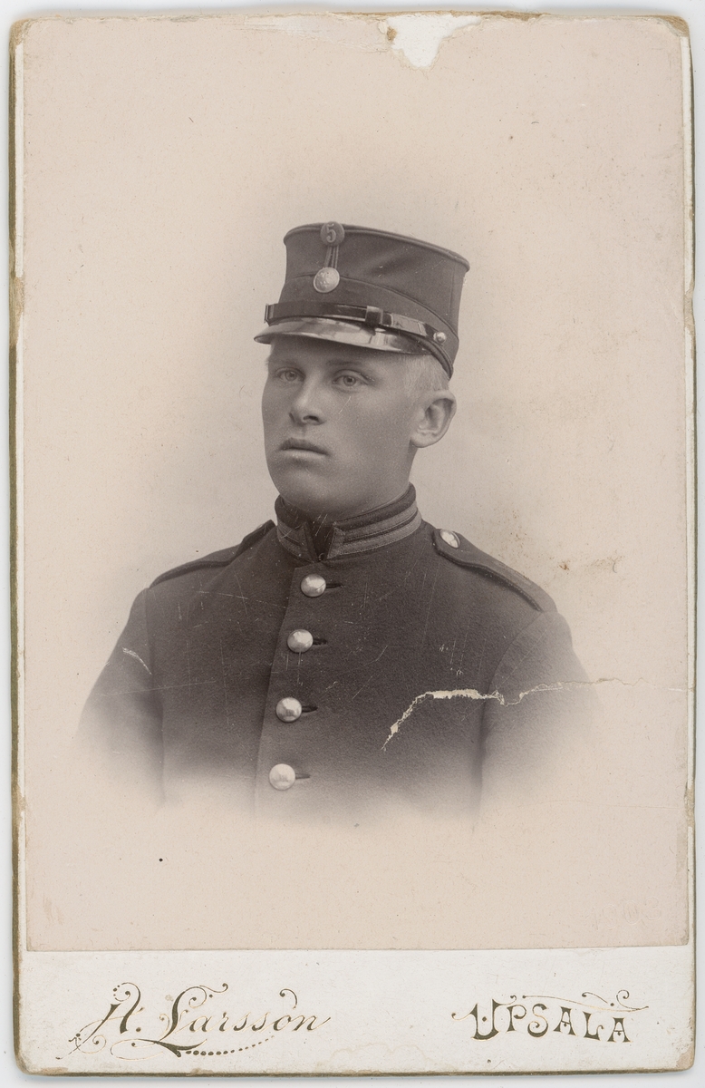 Kabinettsfotografi - man i uniform, Uppsala 1903