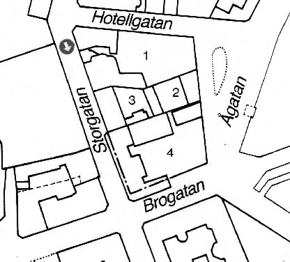 Upptill i vänstra kanten ses gaveln på korsvirkes magasinet inom tomt 51-53 (Bron 4) och i den diffusa bakgrunden bl. a. S:t Laurentii kyrka.  På gården tomt 50 (Bron 3) har hållits laxaktioner, vilka illustreras på en målning av Robert Lundberg 1892.   3:e huset på vänster sida är det sk. Hotell "Codrington".  Text på baksidan: Pelle Lundberg med hund, mannen längst ned till höger "Skrivare Bengtsson".  Bild text i boken " Ur Falkenbergs stads historia"  Storgatan 1880. Nederst till vänster Pelle Lundberg samtalande med Susanna Bratt.