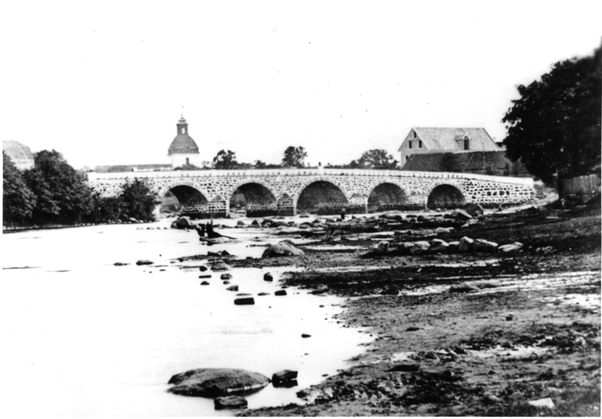 Tullbron och kvarteret Gästgivarengården mm. sett från Ätrans nordvästra strand.Längst till vänster ses "södra f.d. Tullhuset"