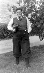 Torø Hyrve (f. Grotli 1893) med fele fotografert i Lom