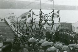 Kongebesøk i 1907. Æresporten. Kong Haakon VII og dronning M