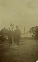 Kongebesøk i Kirkenes i 1922, sannsynligvis i juni. 
Her går