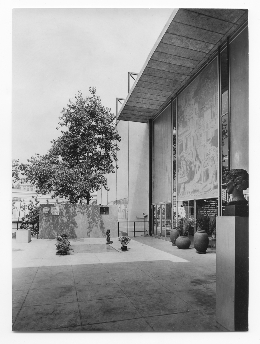 Sveriges paviljong på Parisutställningen 1937
Den mindre skullpturterrassen (intill Tjeckoslovakiens sektion) med glaspannån av Viktor Lindstrand.