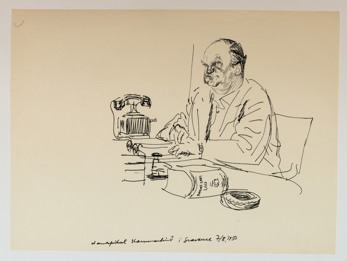 Landsfiskal Hammarlund vid sitt skrivbord med lagboken och en telefon.