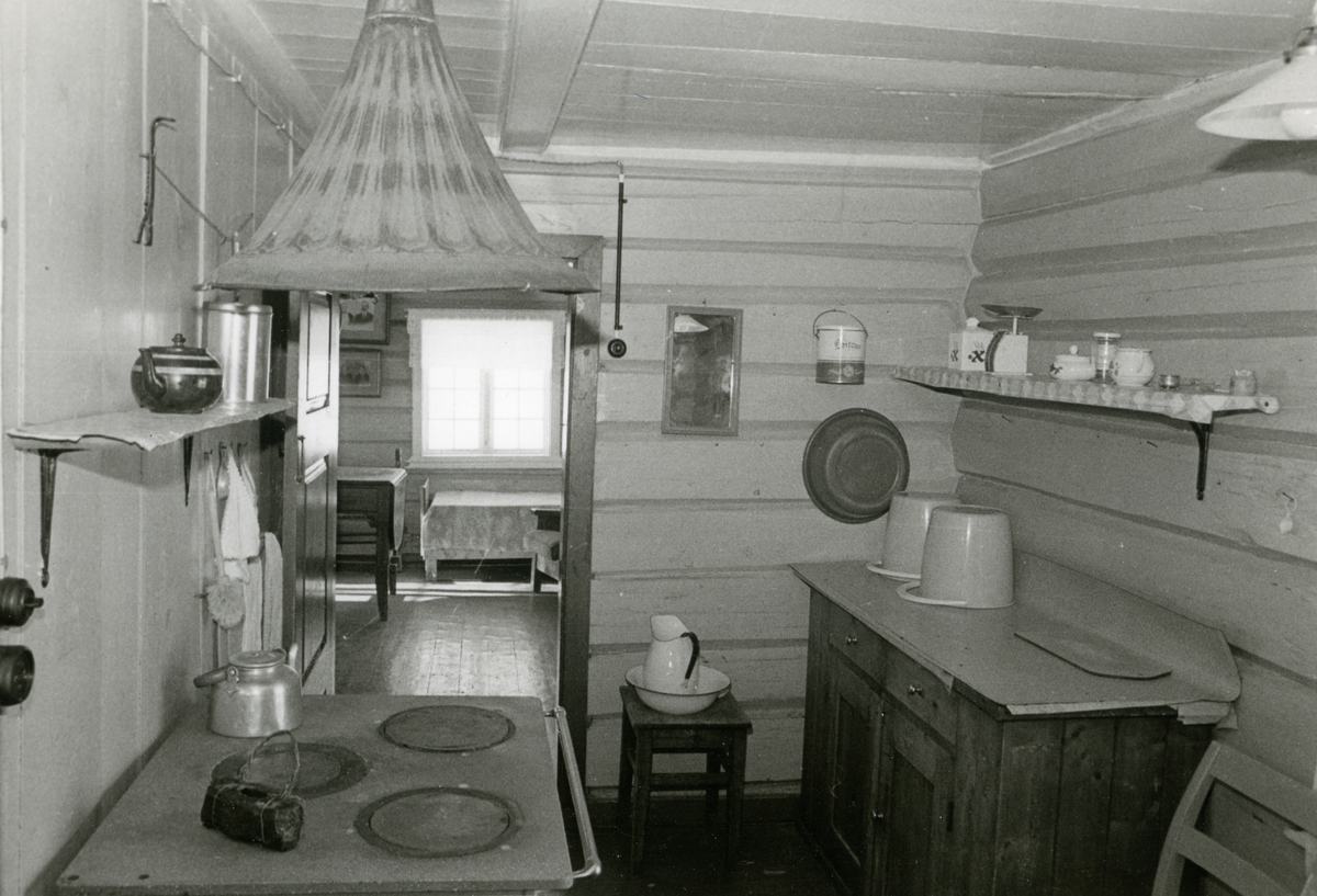 Detaljar frå kjøkenet på  Moastogo i Øystre Slidre i 1974.