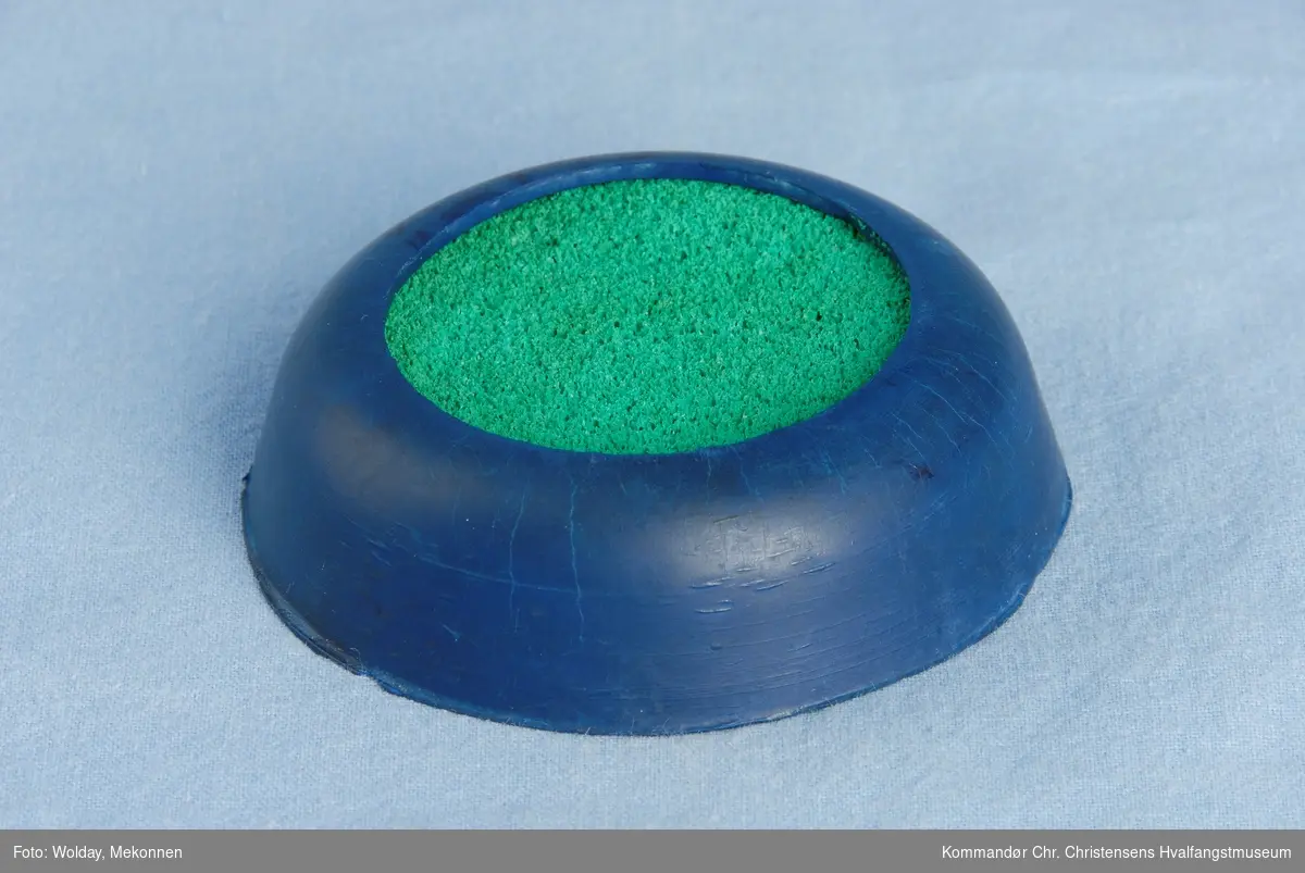 Blå plastkopp med grønn svamp