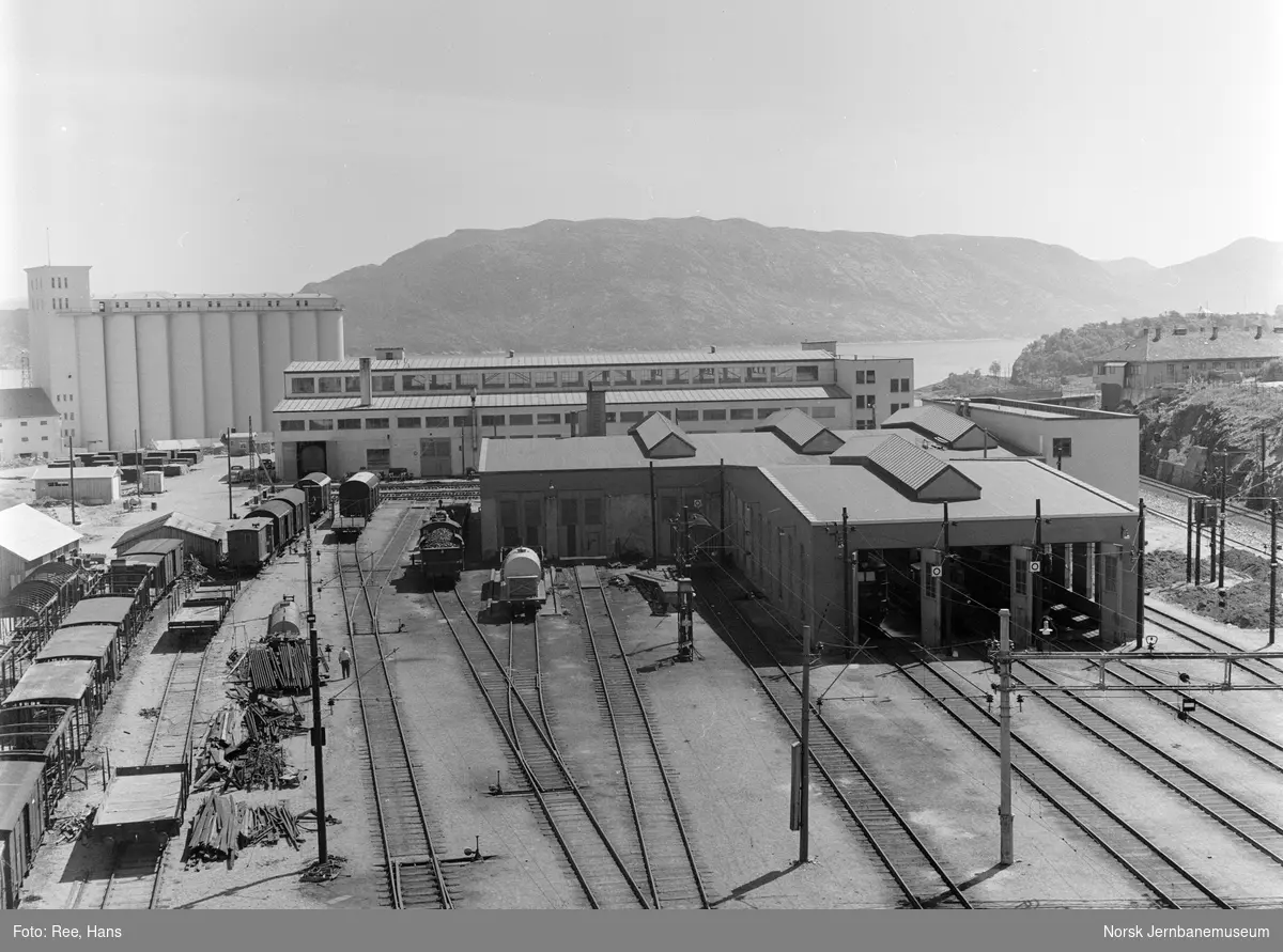 Ved lokomotivstallen på Kvaleberg i Stavanger. Til venstre for lokomotivstallen damplokomotiv type 30a nr. 257