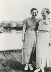 Sommerdag i Vardø på 1930-tallet. Alfhild Bye til venstre. D
