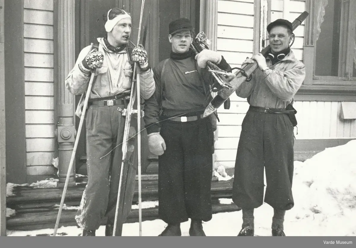 Tre menn med skiutstyr, antatt 1930-tallet