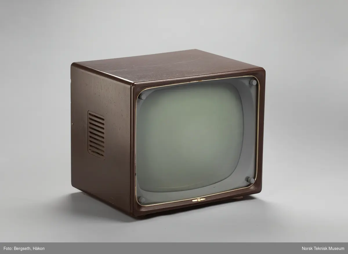 David-Andersen 21-tommers s/hv-TV produsert i Oslo. D-A samarbeidet med svenske AGA om utvikling av fjernsynsmodeller. Det ble produsert tre ulike modeller frem til ca. 1965.
Dette er den første modellen, en bordmodell som også kunne utstyres med bein. Apparatet var originalt utført i teak eller mahogny-finer, slik de fleste TV-apparater ble på denne tiden, men er senere malt brunt.