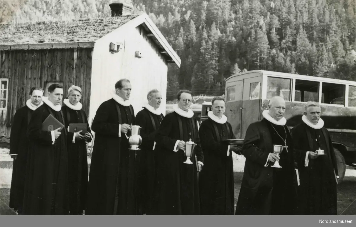 Tekst i album: Ved innvielsen av Saltdal kapell. Fra venstre: Levinsen, Eriksen, Piene (Karl Vilhelm Piene), Sjåstad, Bruun, Kleivan, Vågdal, Normann, Steffensen.