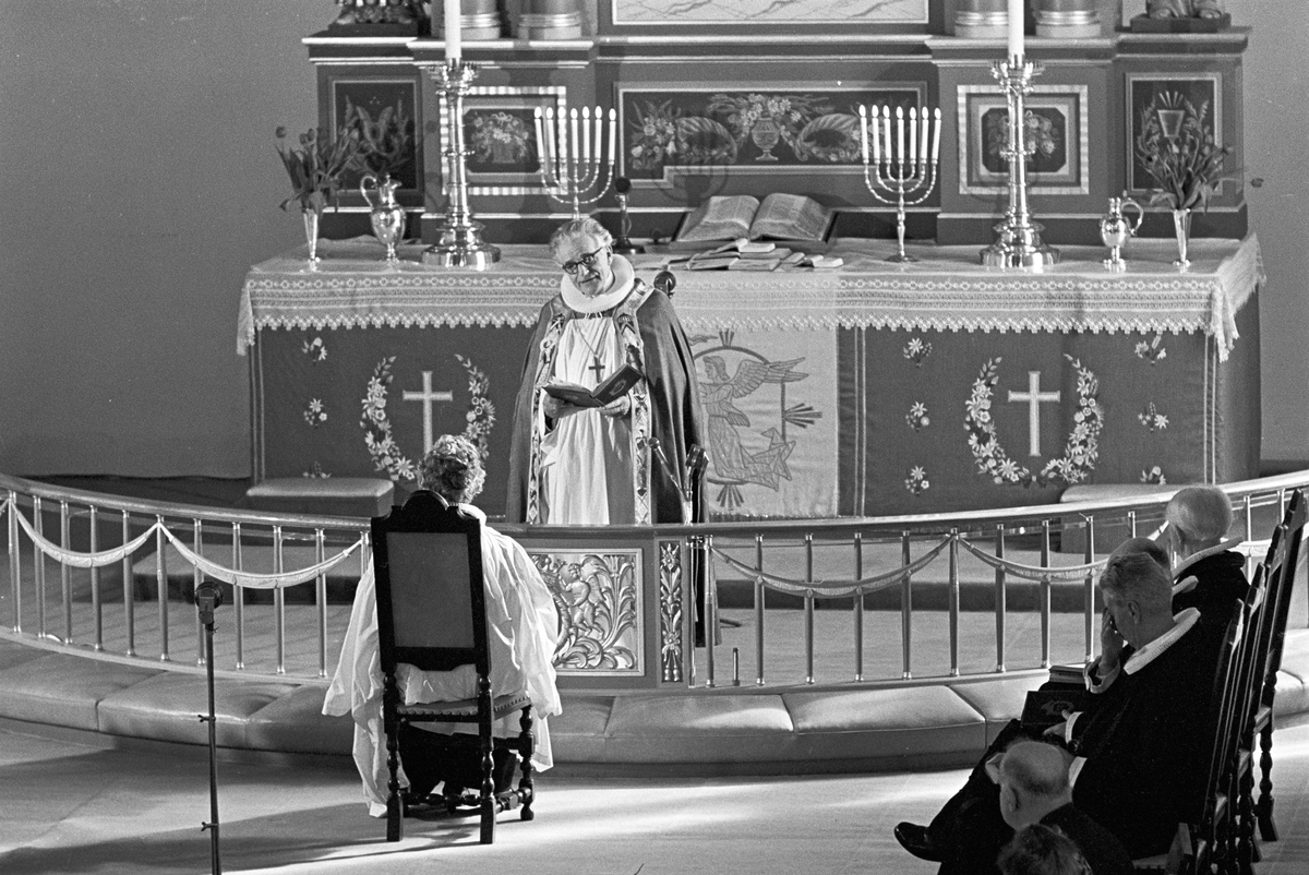Serie bilder fra ordinering av Ingrid Bjerkås som første kvinnelige prest i den norske kirke, 13. mars 1961 (Heiberg).
Serie reportasjebilder fra hennes virke i Berg og Torsken i Senja, oktober 1961 (Nymark).