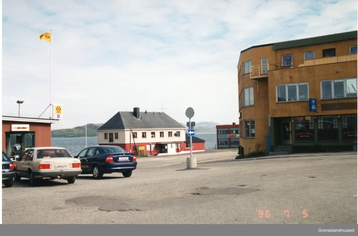 Storgata. I den gule bygningen til høyre er Rallar'n Pizza & Pub. I bygningen til venstre er butikken Ski Doo. 