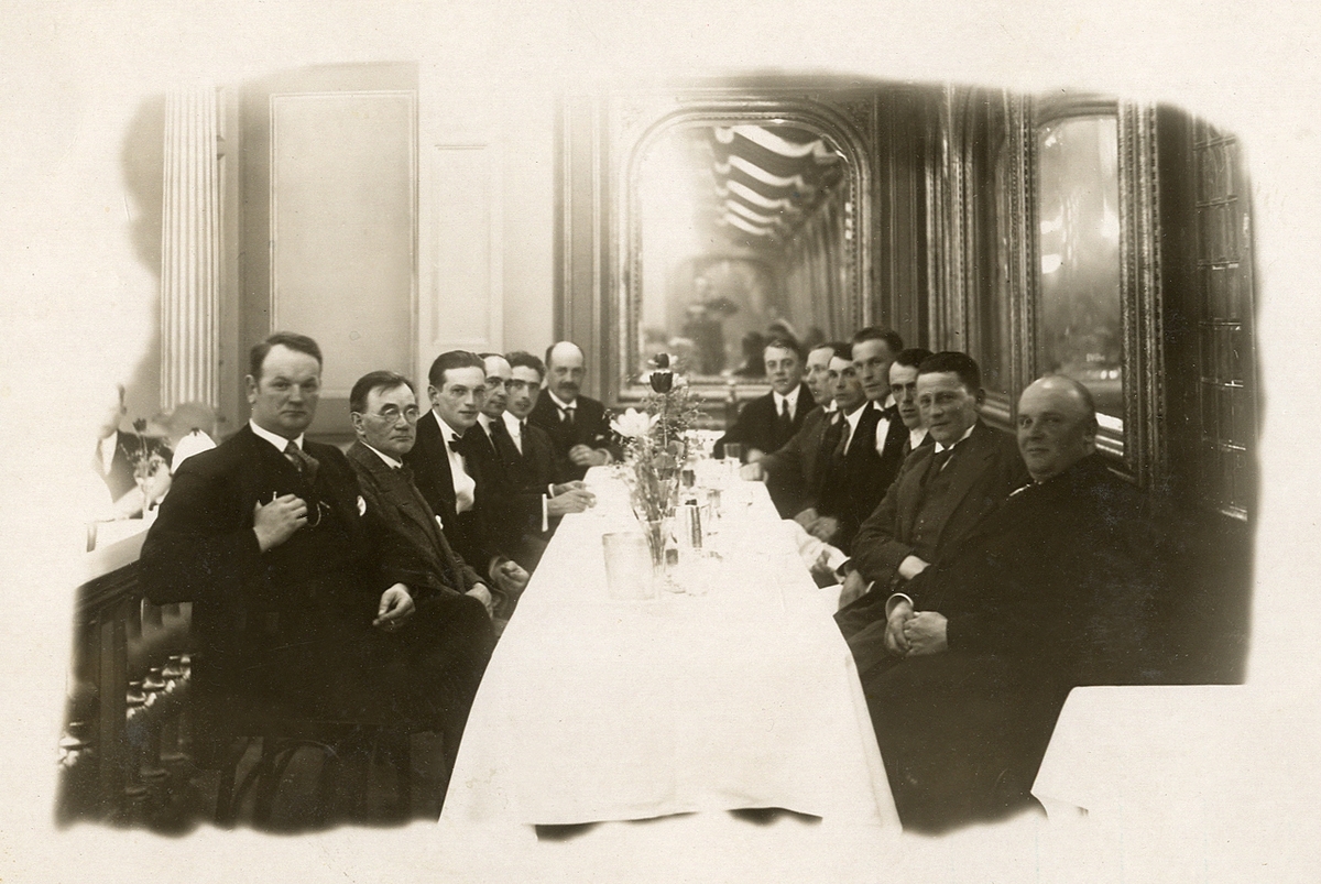 En grupp herrar är församlade kring ett middagsbord på restaurang.
Berns, Stockholm, 4 maj 1927.