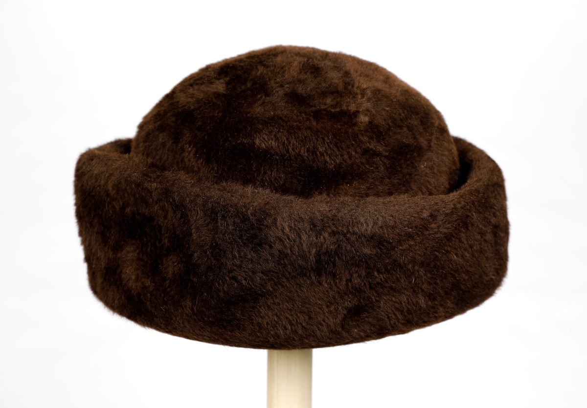 Brun hatt etter Gunda Flobak (f.1896, død 1970-tallet). Også brukt av Augusta Sandberg, som var datteren til Gunda. Den har en myk flosset utside og filt på innsiden.