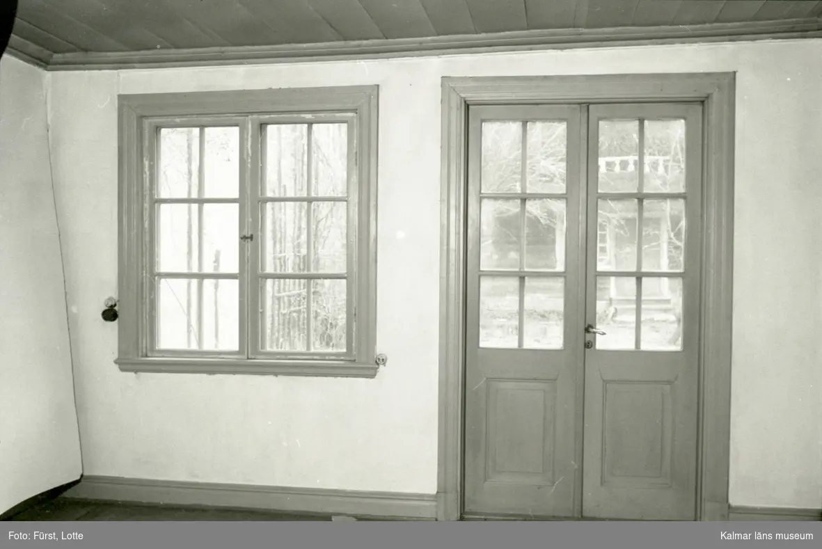 Hallen med dörr och fönster ut mot gården i Wahlbomska huset. Före överlåtelsen dokumenterade Kalmar läns museum byggnaden. Därefter restaurerades den med gamla metoder och material. Wahlbomska huset är byggnadsminne.