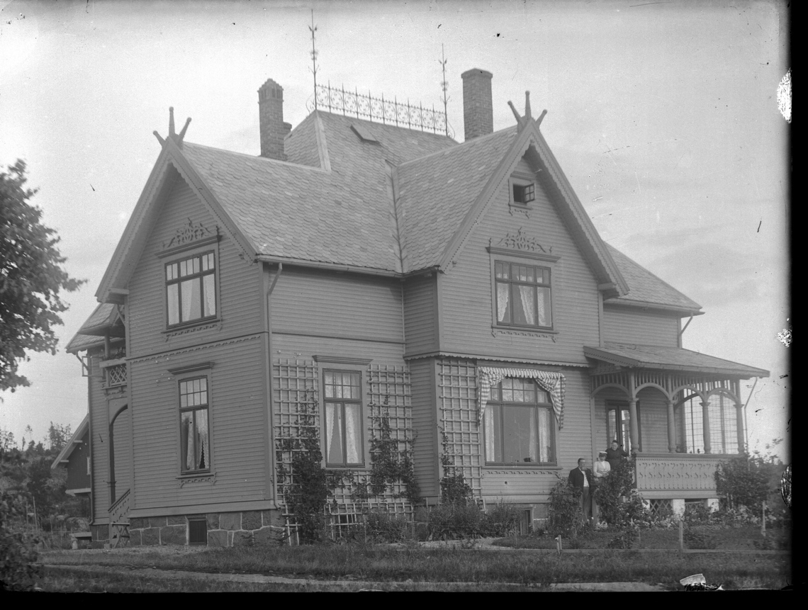 Bestyrerboligen på Bastøy skolehjem. Bastøy skolehjem var i drift fra 1900 til 1970 på øya Bastøy i Oslofjorden. Mest sannsynlig direktør Ole Flugum, som står utenfor.