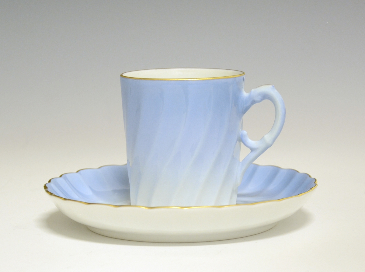 Kaffekopp i porselen. Dekorert i lyseblått og med gullkanter.
Dekor Maud, i produksjon fra 1978-2006.
Modell Bogstad.
