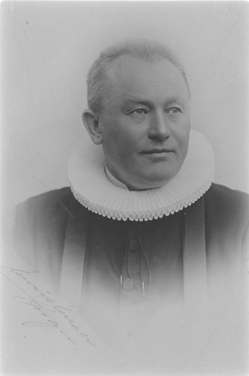 Johan Peter Kjølstad, rundt 1915. Han var prest i Sigdal og Eggedal ...
