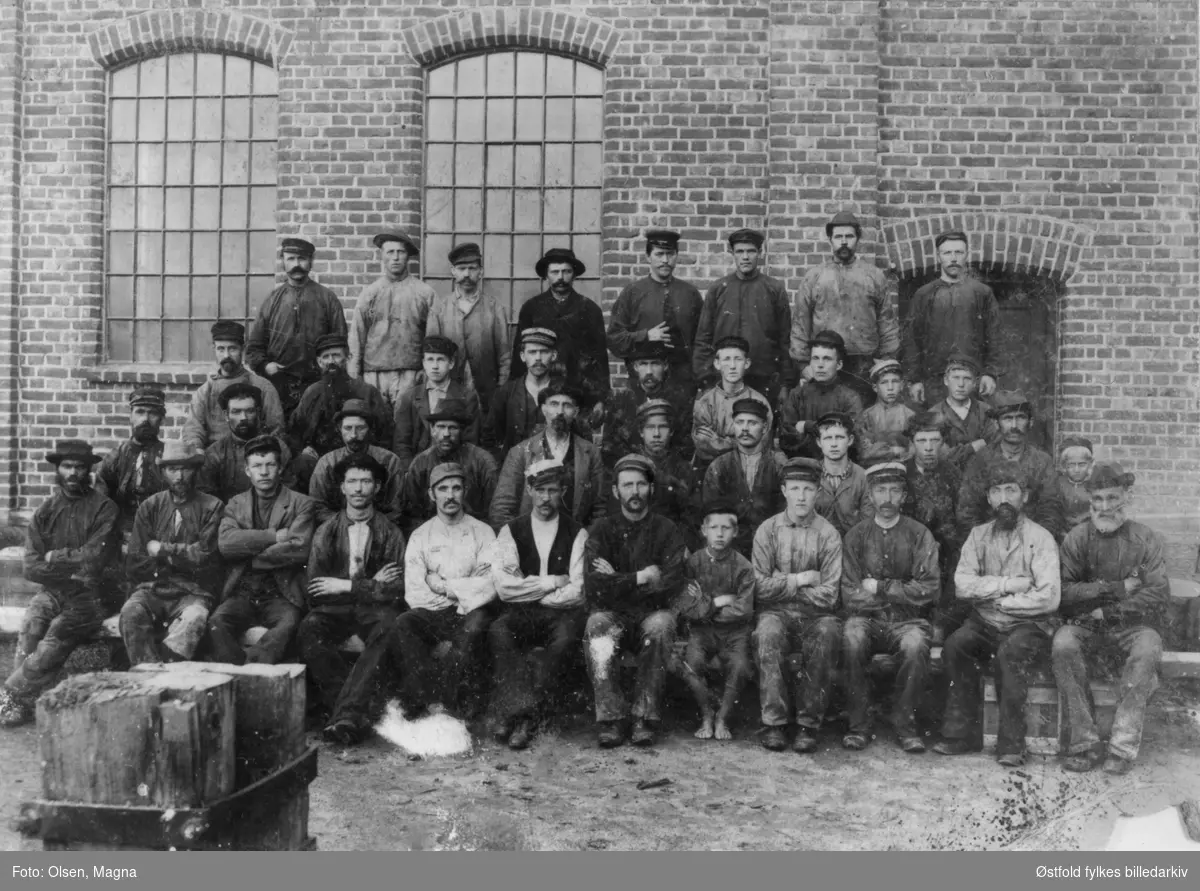 Ukjent arbeidsmannskap, ca. 1900. Muligens Borregårds-bilde?