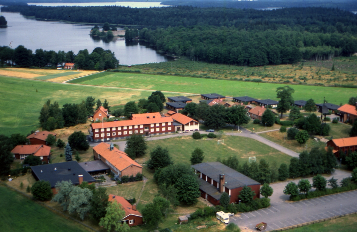 S:t Sigfrids folkhögskola, belägen på den gamla kungsgården Kronobergs ägor, grundades av Växjö stift 1942 och är sedan dess en av stiftets folkhögskolor.