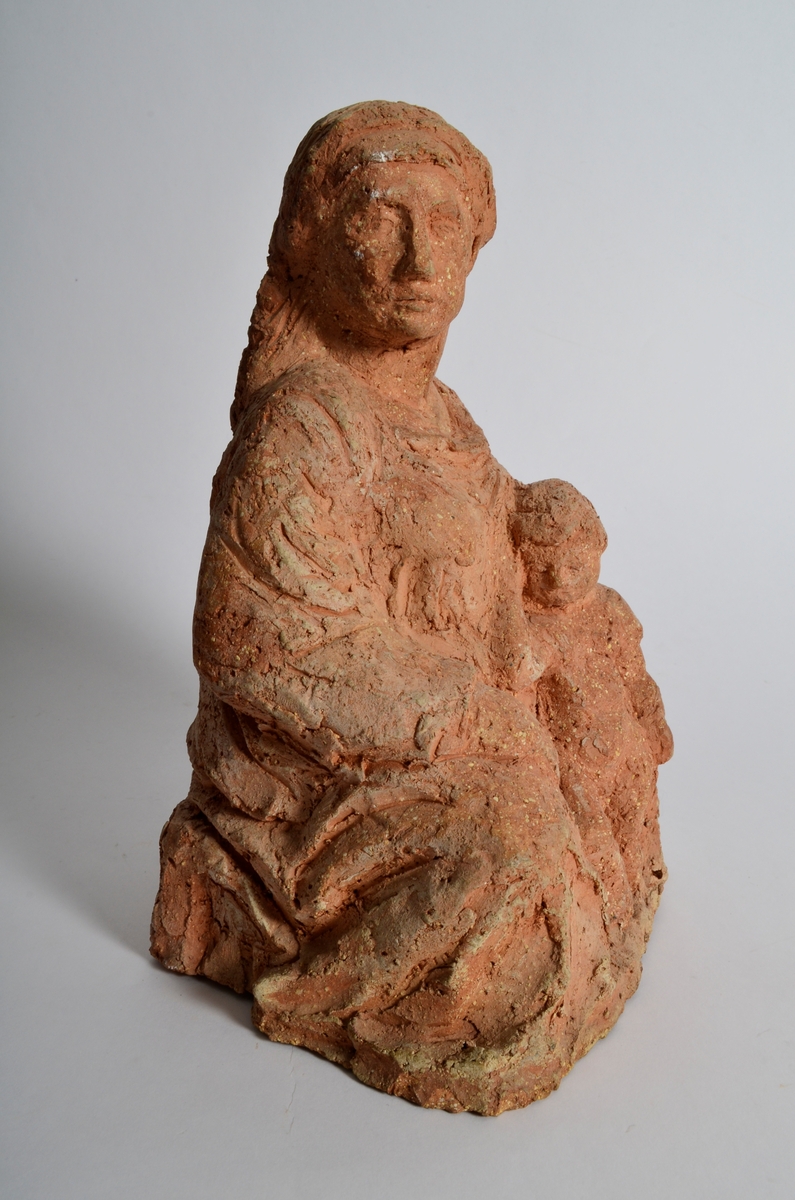 Terrakottafigur som visar ei stjande kvinne med eit born. Motiv frå teikning av Michelangelo eller Rafael.