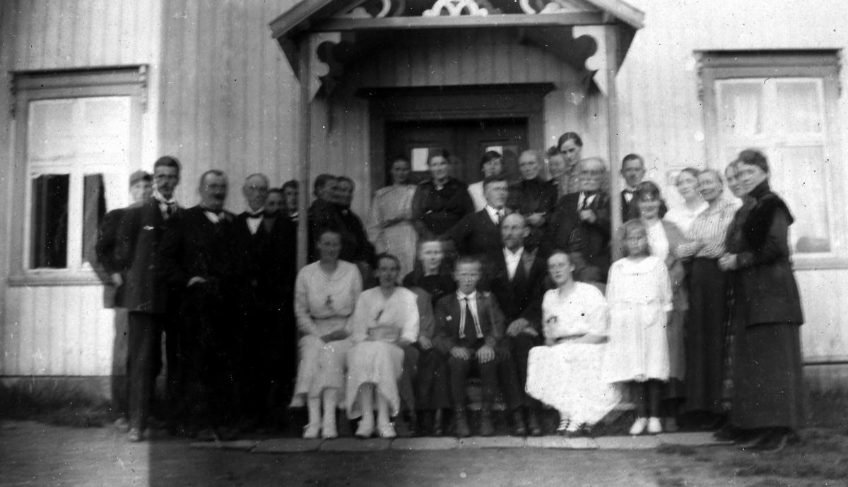 Gruppebilde ved konfirmasjonen til Trygve Helgesen på Fleskmo i 1922