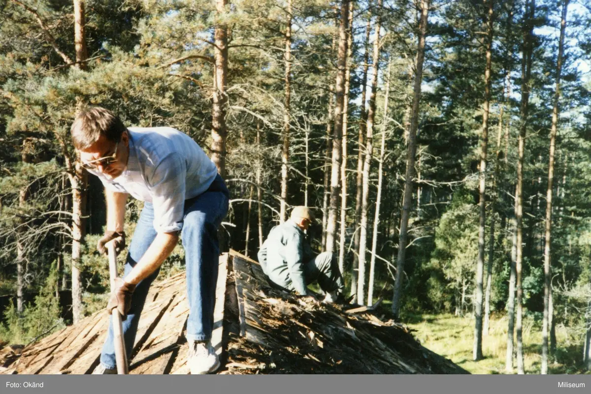 Nedmontering av tak med takstolar samt inredning (loggolv m m ...