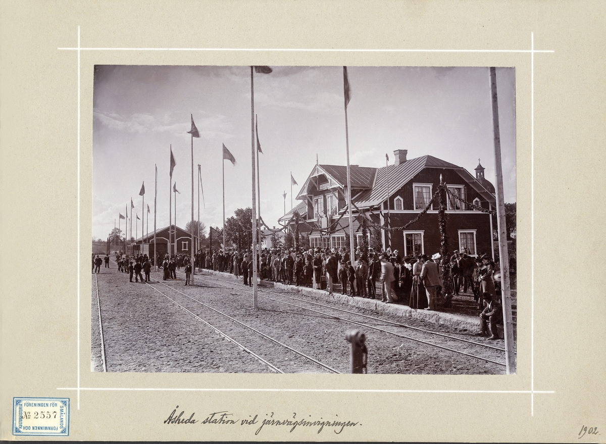 Åseda station vid järnvägsinvigningen 1902. Mycket folk har samlats för invigningen.