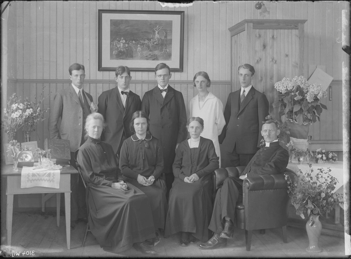 Sittandes till höger är kyrkoherden Malmberg.