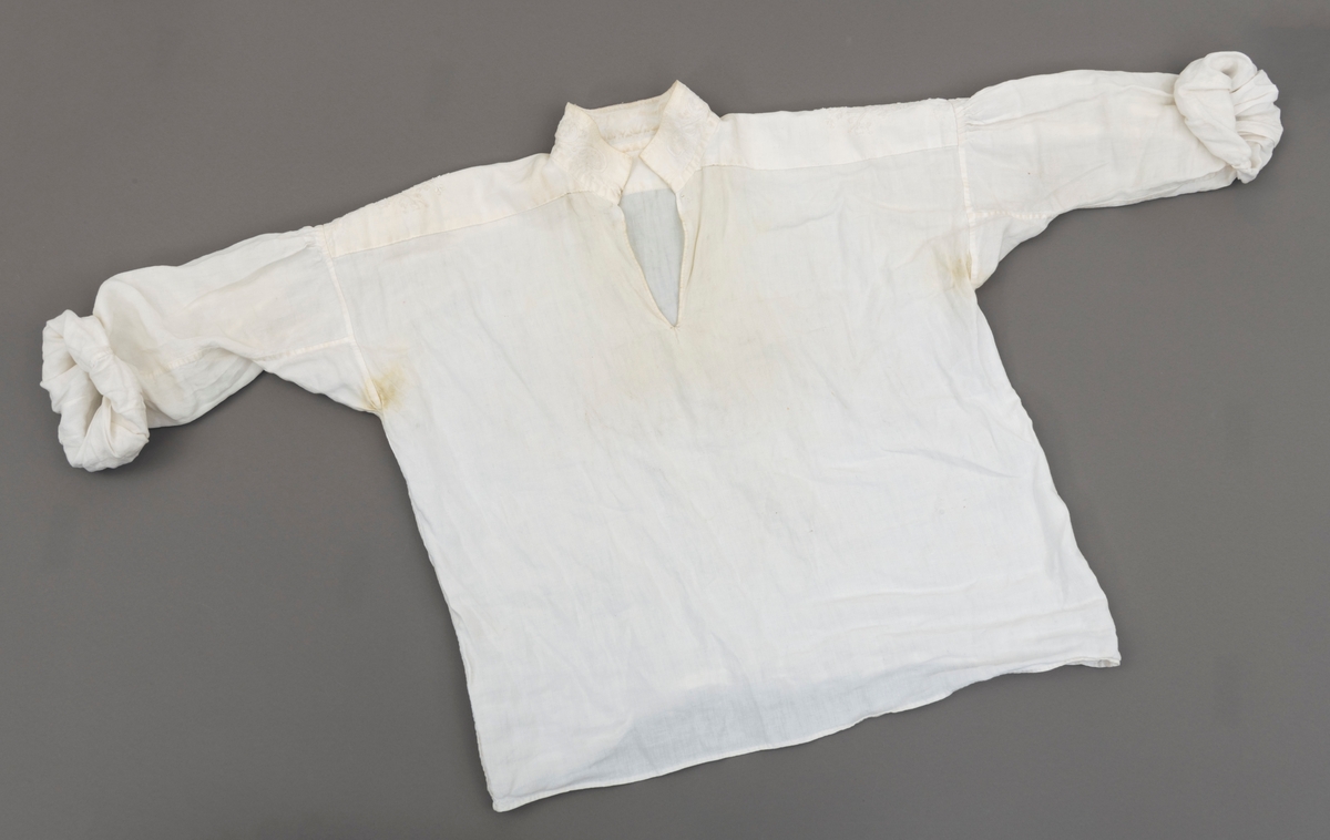 Hvit bunadsskjorte i lin med hvitsøm på krage.