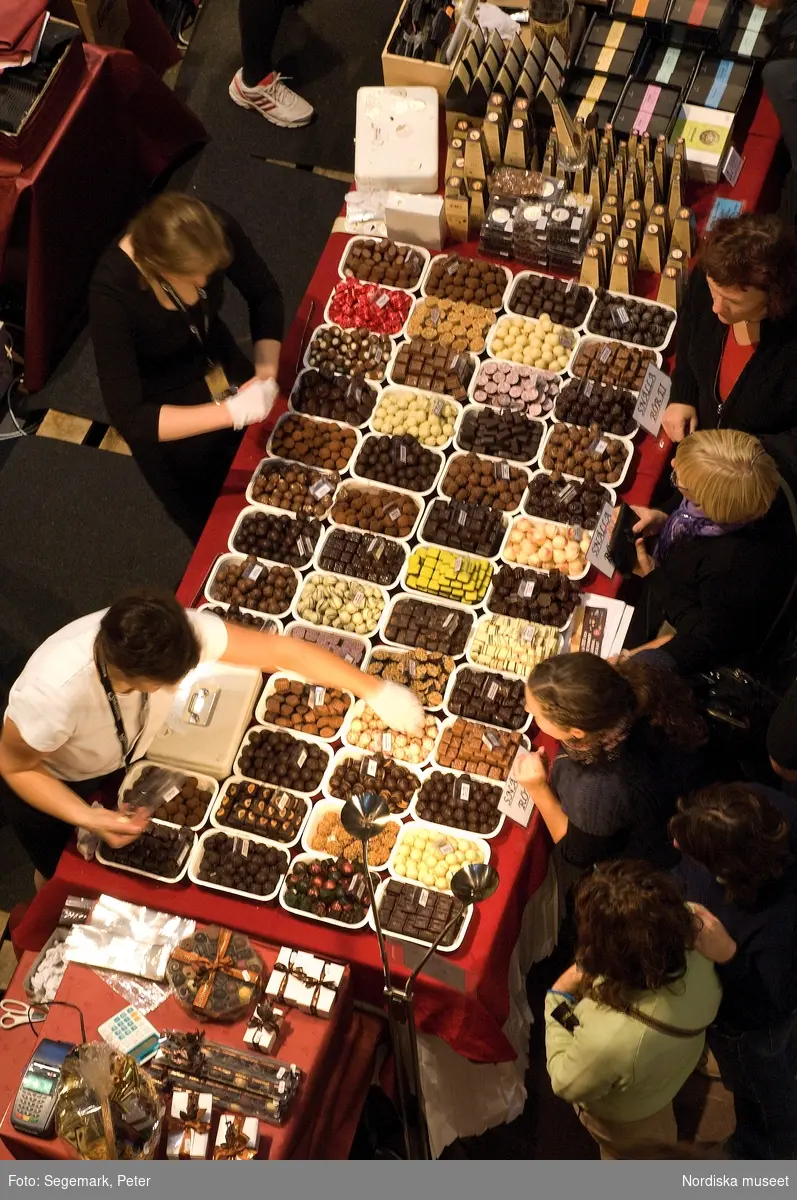 Chokladfestivalen på Nordiska museet 2009. Vinnare av utmärkelsen Årets konditor 2009 Conrad Tyrsén. Initiativtagare och arrangör Magnus Johansson.
