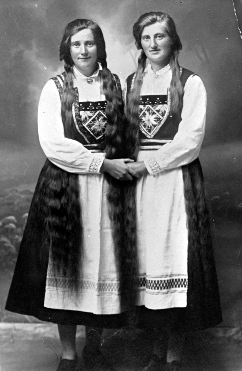 Søstrene Hanna og Gjertine Lorentsen, Skutvikås, Malangen