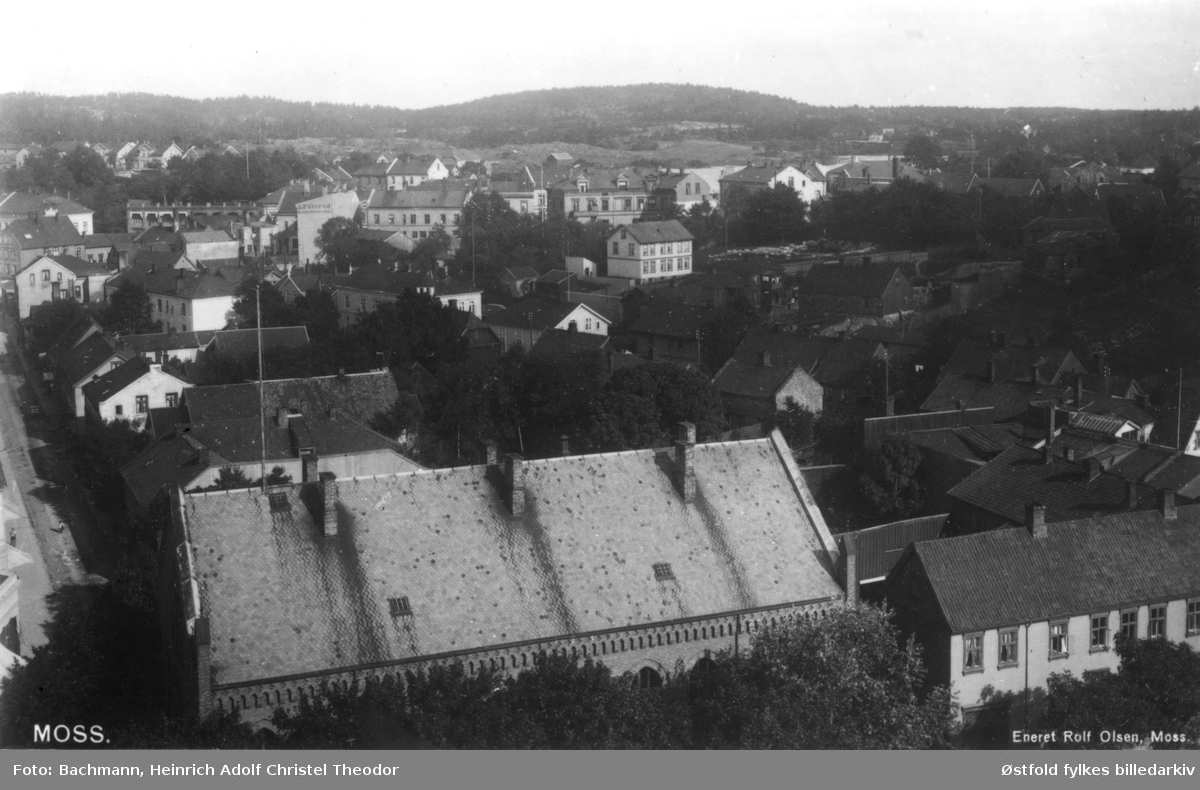 Panorama fra kirkespiret i Moss mot øst ca. 1910. Dronningensgate til venstre. Taket foran er Kirkeparken videregående skole.
