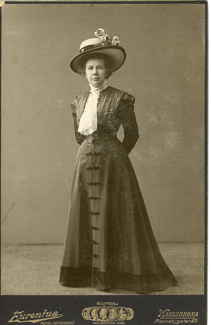 Kabinettsfotografi: en okänd ung kvinna med stor hatt.