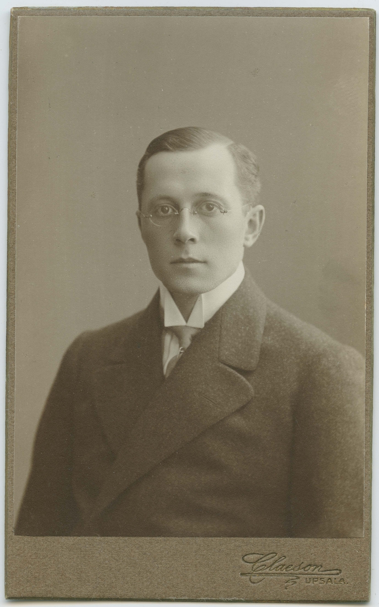 Porträtt på Manne Ekman Smålands Nation i Uppsala.  Förste Kurator åren 1910, 1911.