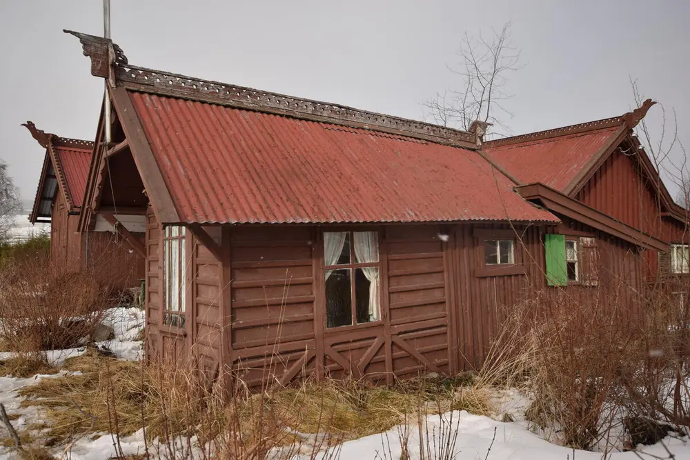 Lite brunt lekehus i dragestil.