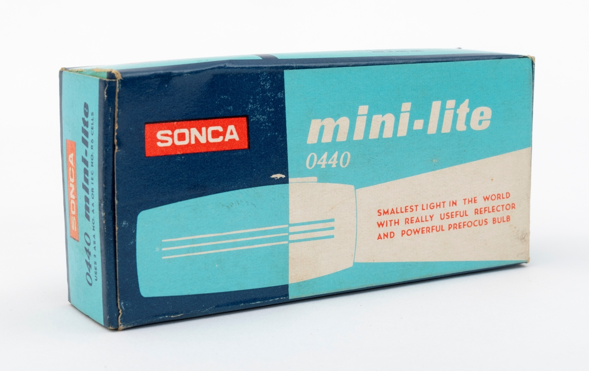 Lommelykt av merke "mini-lite 0440" fra Sonica. Beskrives utenpå esken som "Ultra-thin design to fit into men's pocket and ladies' purse". Påklistret prislapp utenpå: "Kr 5.50"