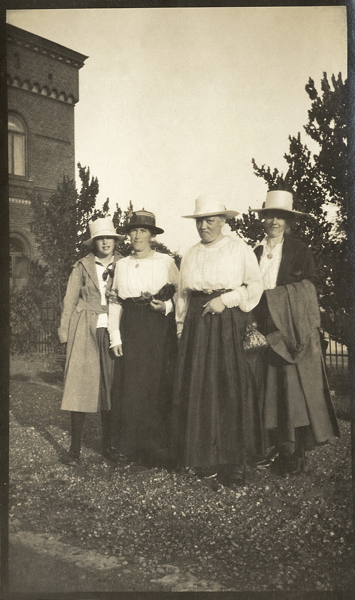 Fyra kvinnor i varierande ålder på promenad. Bl a (till vänster) Märta Ljunggren (1906-1931), fru Vendla Ljunggren (1883-1970).